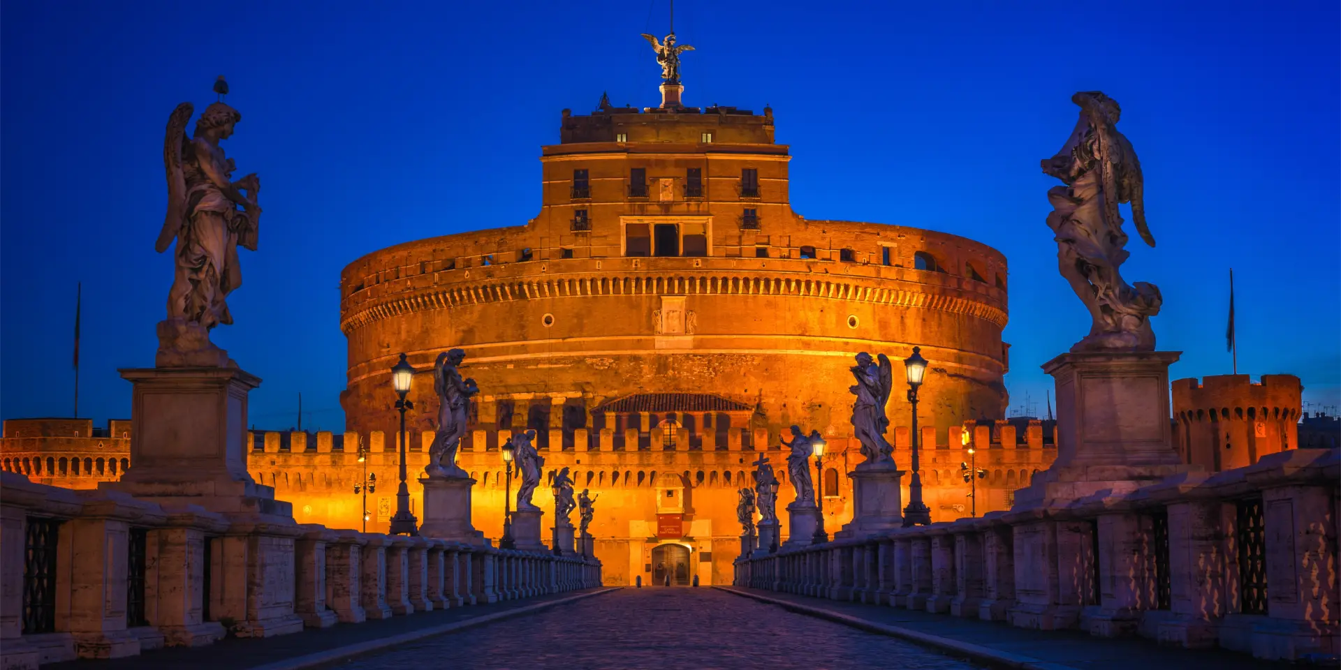 Castel Sant'Angelo iluminado contra el cielo del atardecer