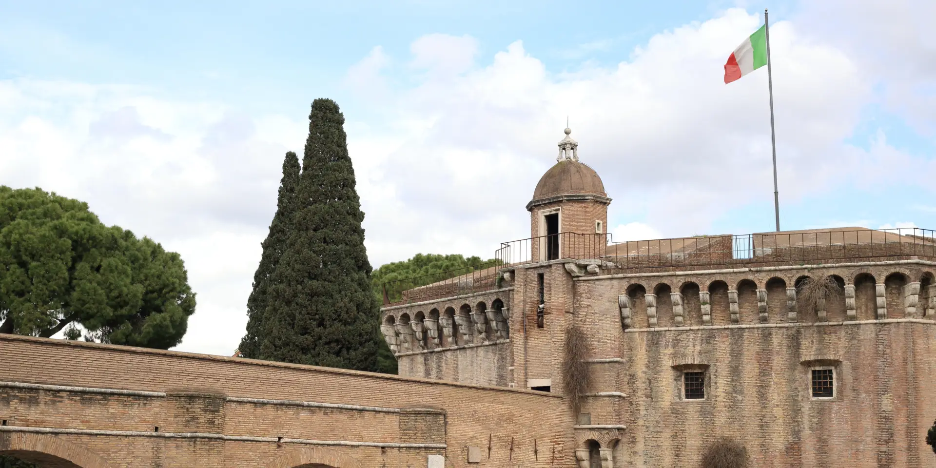 Fortaleza italiana con bandera y árboles