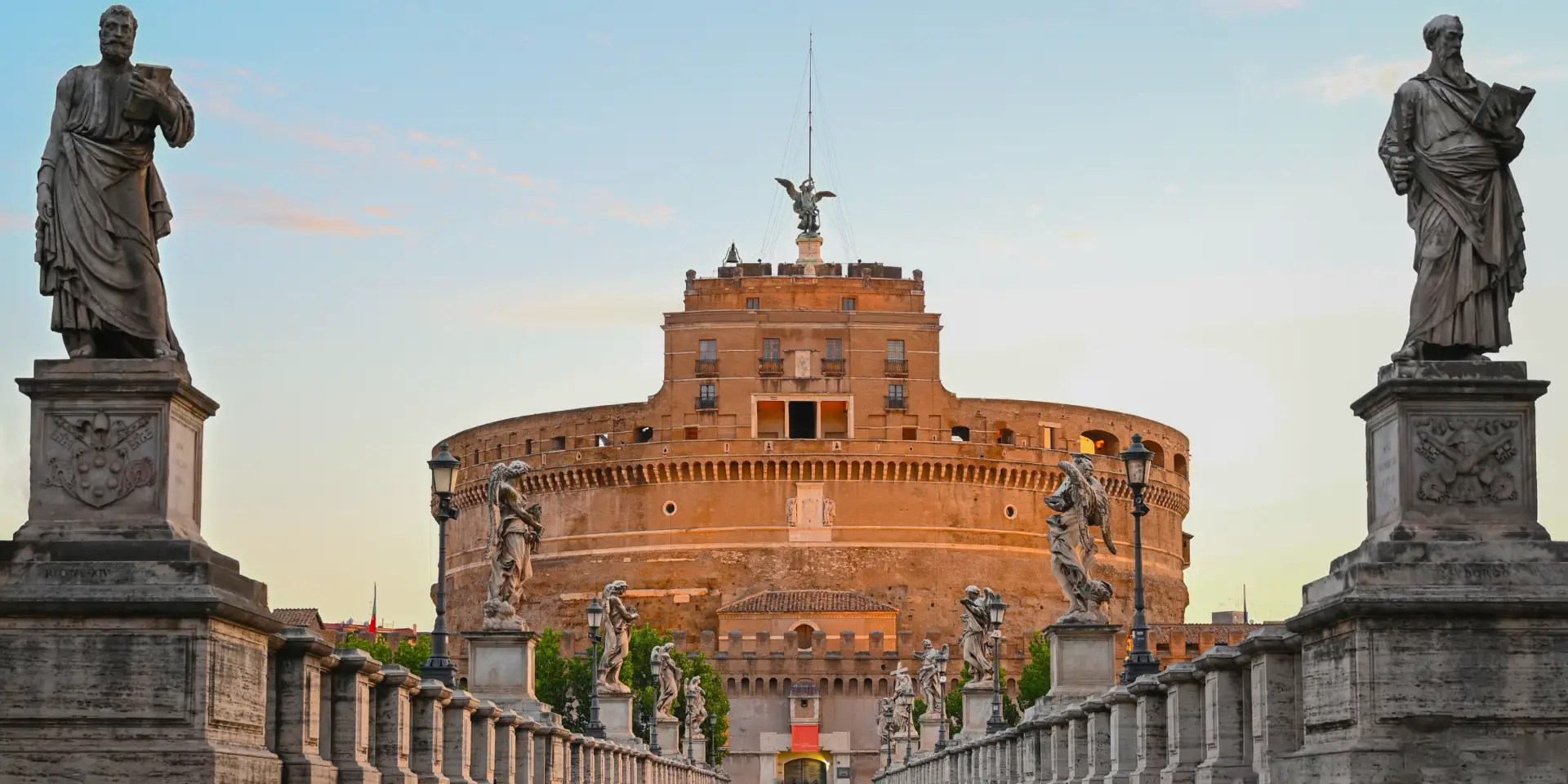 Castel Sant'Angelo en Roma con estatuas sobre el puente.